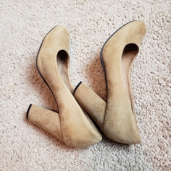 CHINESE LAUNDRY Creme Suede Heels - Picture 9 of 9